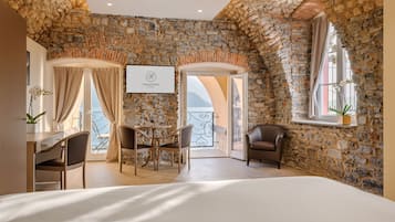 Suite, Lake View | Living area