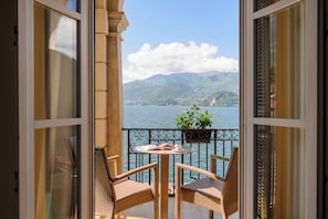 尊榮客房, 陽台, 湖景 | 高級寢具、迷你吧、客房內保險箱、書桌
