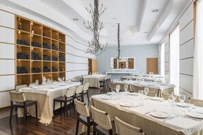 2 restaurants; breakfast, lunch, and dinner served - Regiohotel Manfredi (Manfredonia)