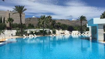 Piscine extérieure (ouverte en saison), parasols de plage