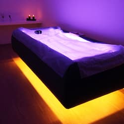 Salas de tratamiento para parejas, sauna y tina de hidromasaje