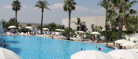 Piscine extérieure, chaises longues