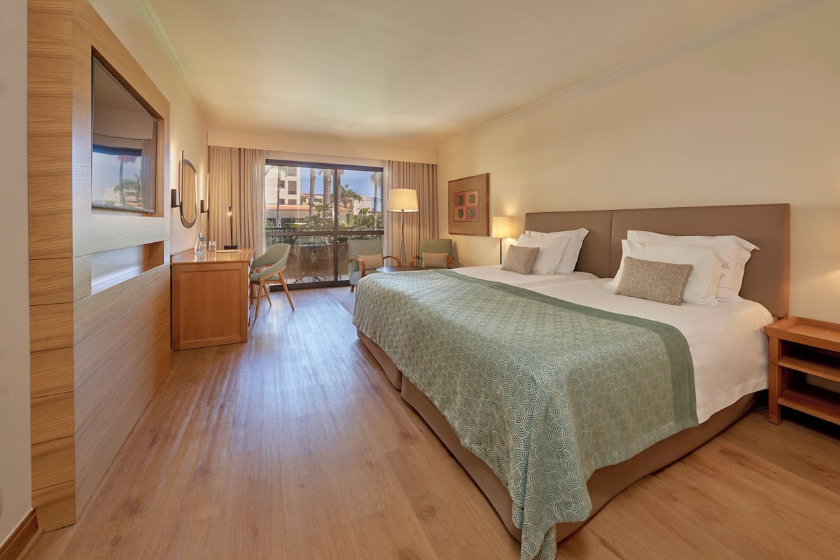 1 bedroom, hypo-allergenic bedding, minibar, in-room safe