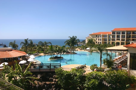 2 piscinas techadas, 2 piscinas al aire libre