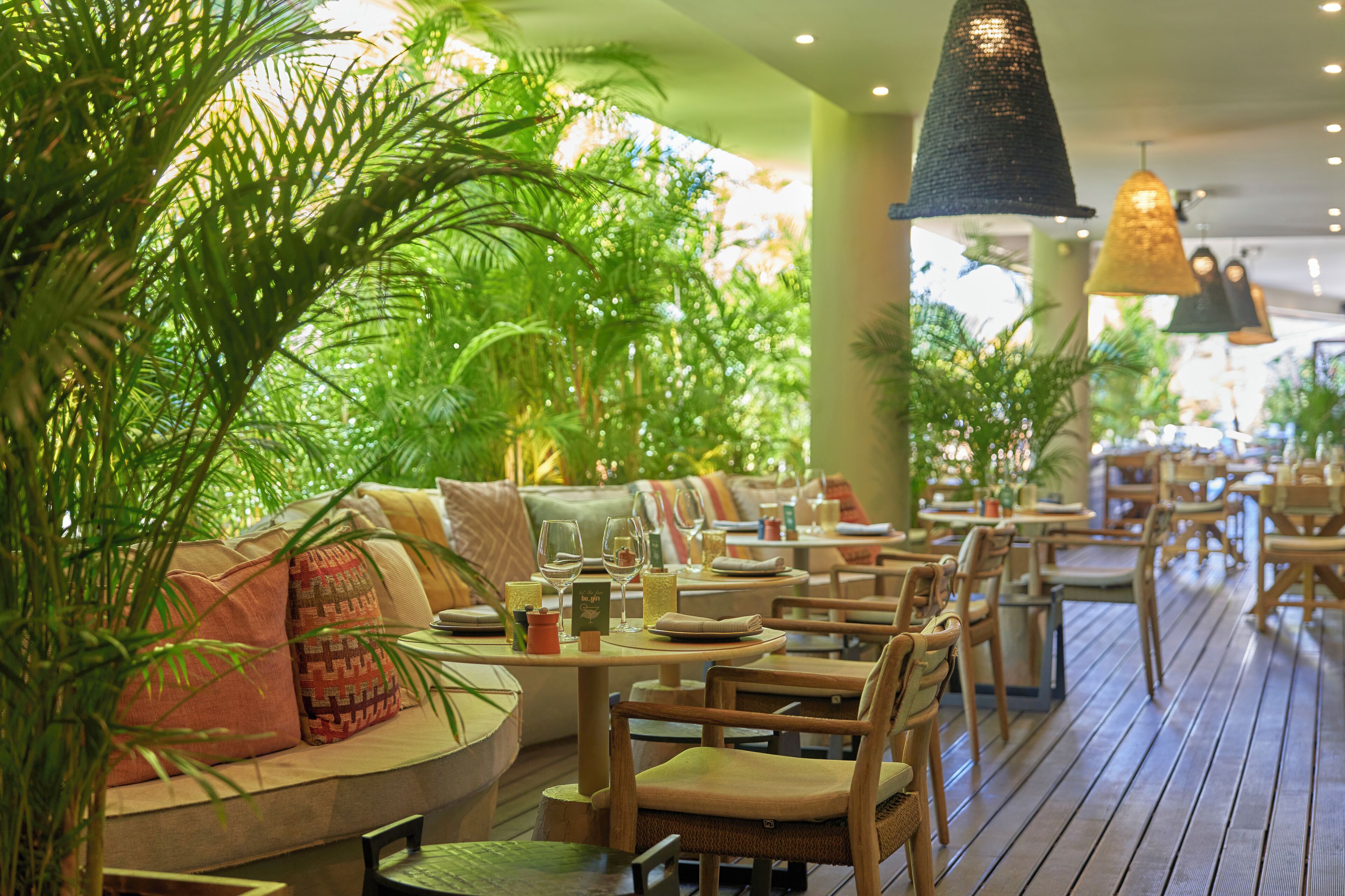 4 restaurants, breakfast served