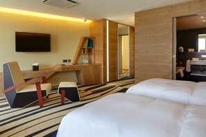 Unclassified image, 4 of 119, button