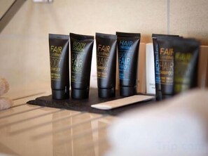 Unclassified image, 5 of 119, button