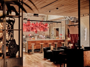 3 bar/lounge, bar koktail, lounge lobi, dan bar di atap