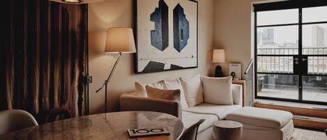 Studio Suite West | Allergiatestatut vuodevaatteet, minibaari, tallelokero huoneessa