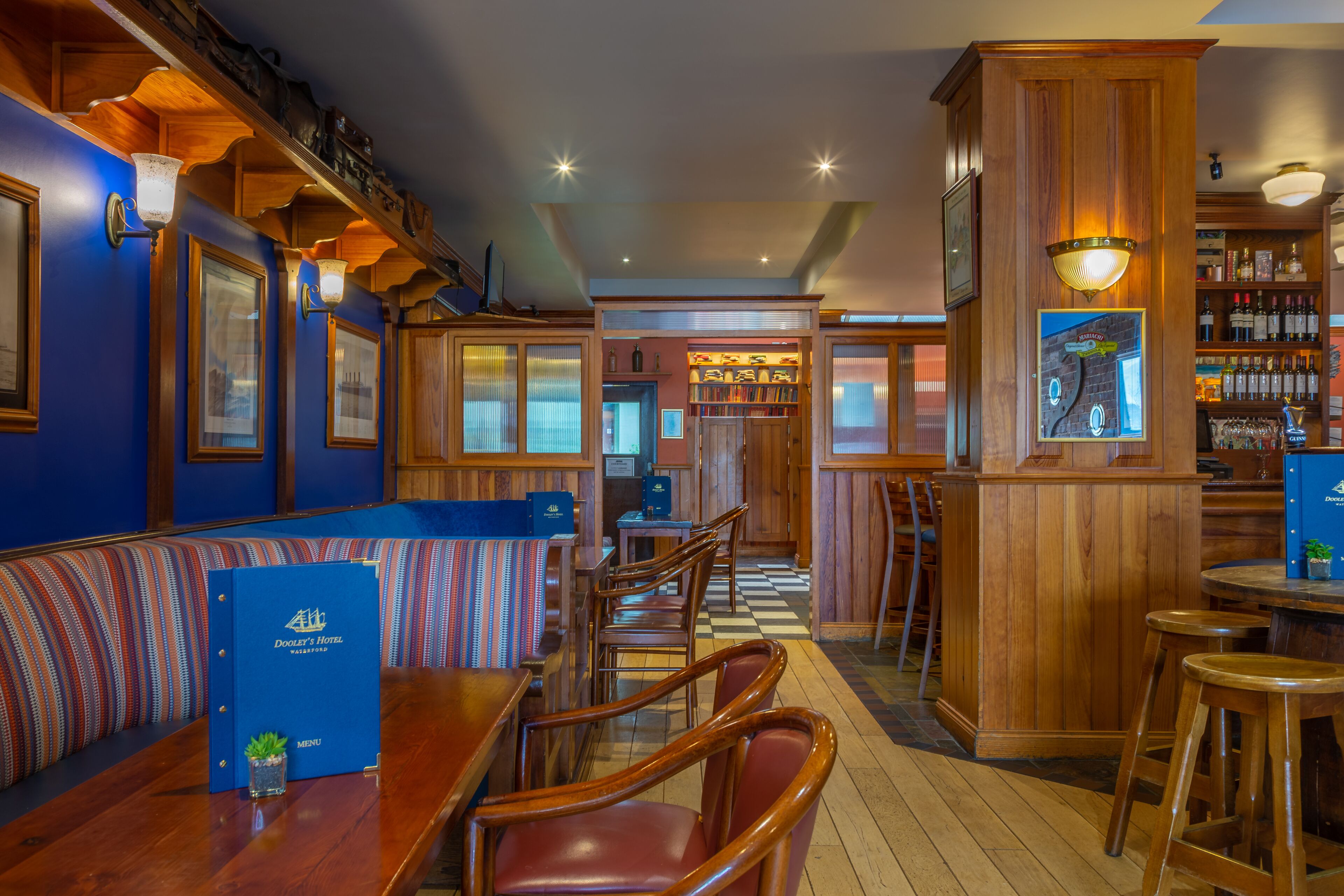 serves breakfast, lunch and dinner