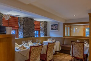 Breakfast, lunch, dinner served; Irish cuisine 