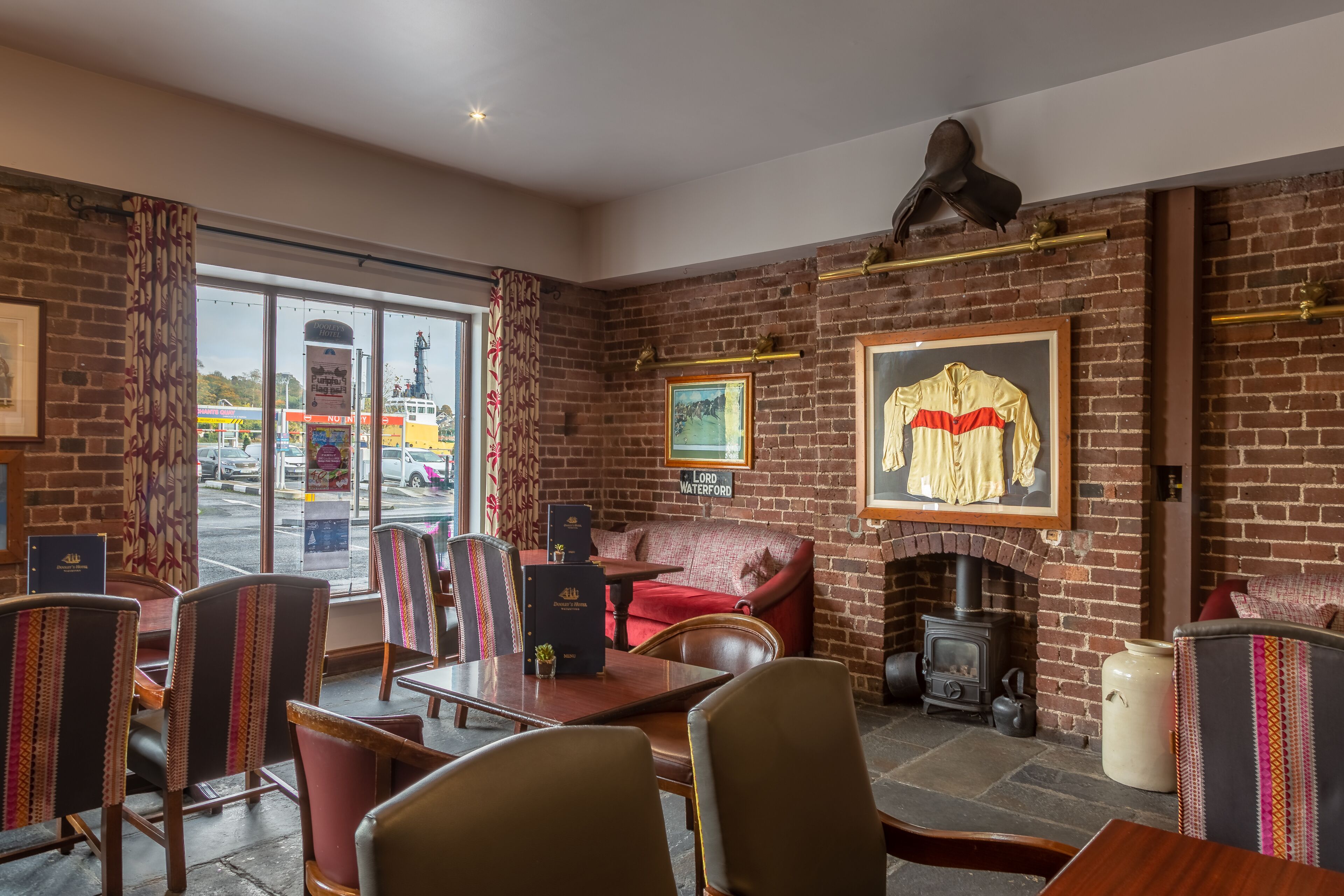 serves breakfast, lunch and dinner