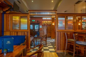 Serviert Frühstück, Mittagessen und Abendessen