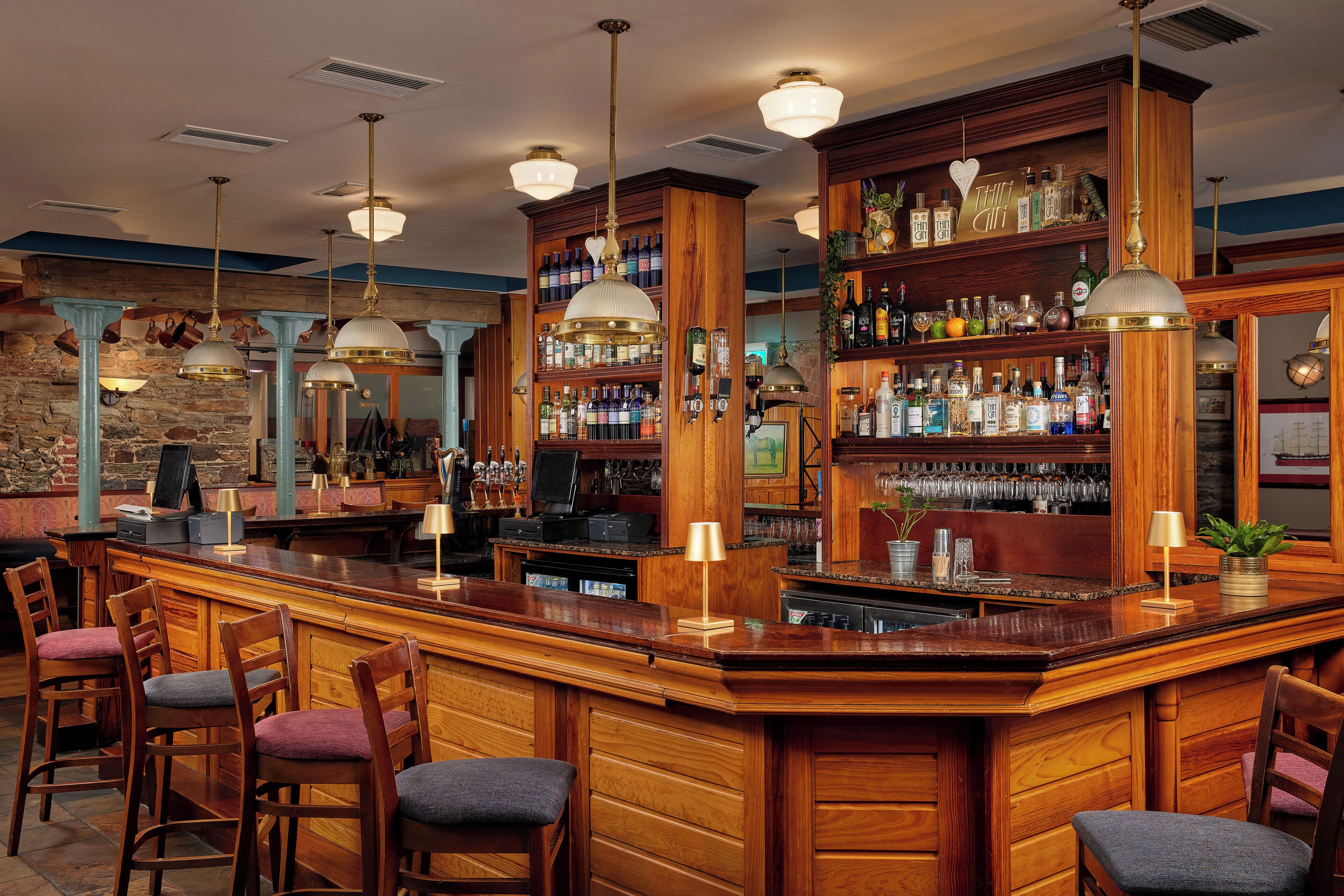 Serves breakfast, lunch, and dinner