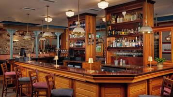 Serves breakfast, lunch, and dinner