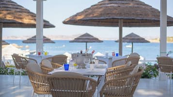 2 ristoranti, aperti a colazione, a pranzo e a cena, cucina locale
