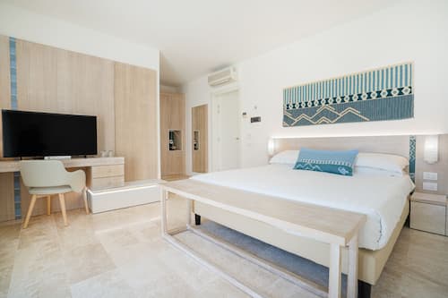 Habitación Deluxe, 1 cama matrimonial, balcón, vista al mar | Minibar, escritorio, wifi gratis y ropa de cama