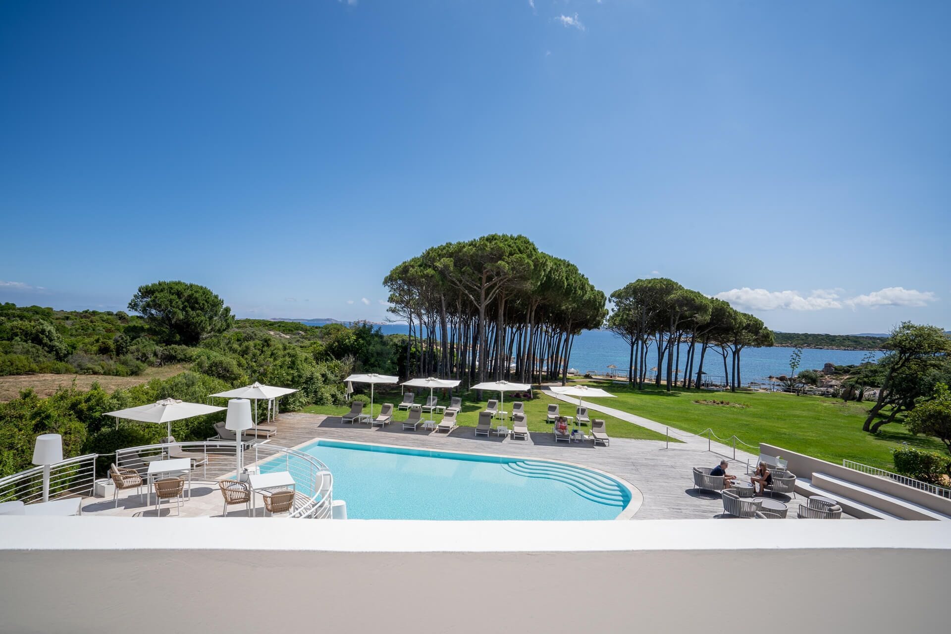 Habitación triple junior, 1 habitación, balcón, vistas al mar | Minibar, escritorio, wifi gratis y ropa de cama