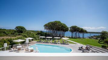 Habitación triple junior, 1 habitación, balcón, vistas al mar | Minibar, escritorio, wifi gratis y ropa de cama