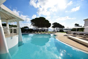 Una piscina al aire libre de temporada