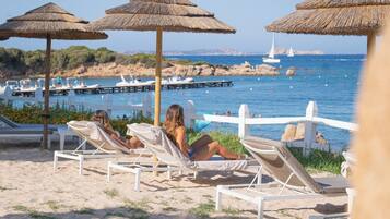 Una spiaggia nelle vicinanze, teli da spiaggia, un bar sulla spiaggia