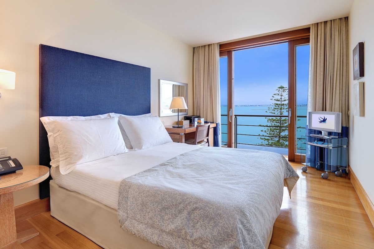 minibar, in-room safe, soundproofing, iron/ironing board