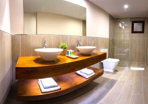Shower, rainfall showerhead, free toiletries, hair dryer - Vitalclass Lanzarote Resort (Teguise)