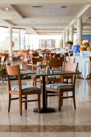 Phục vụ bữa sáng, bữa trưa, món địa phương và quốc tế, nhìn ra hồ bơi