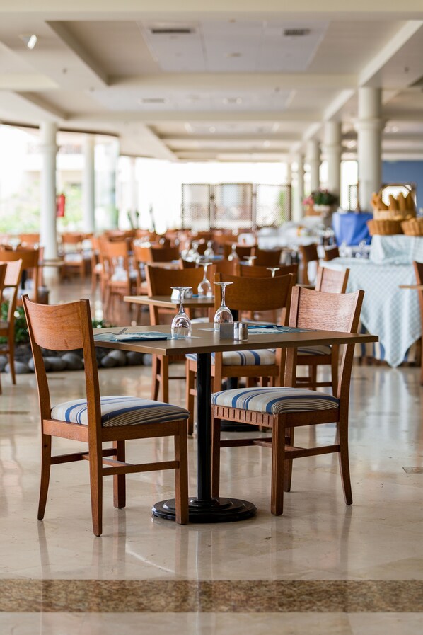 Breakfast, lunch served; local and international cuisine, pool views  - Vitalclass Lanzarote Resort (Teguise)