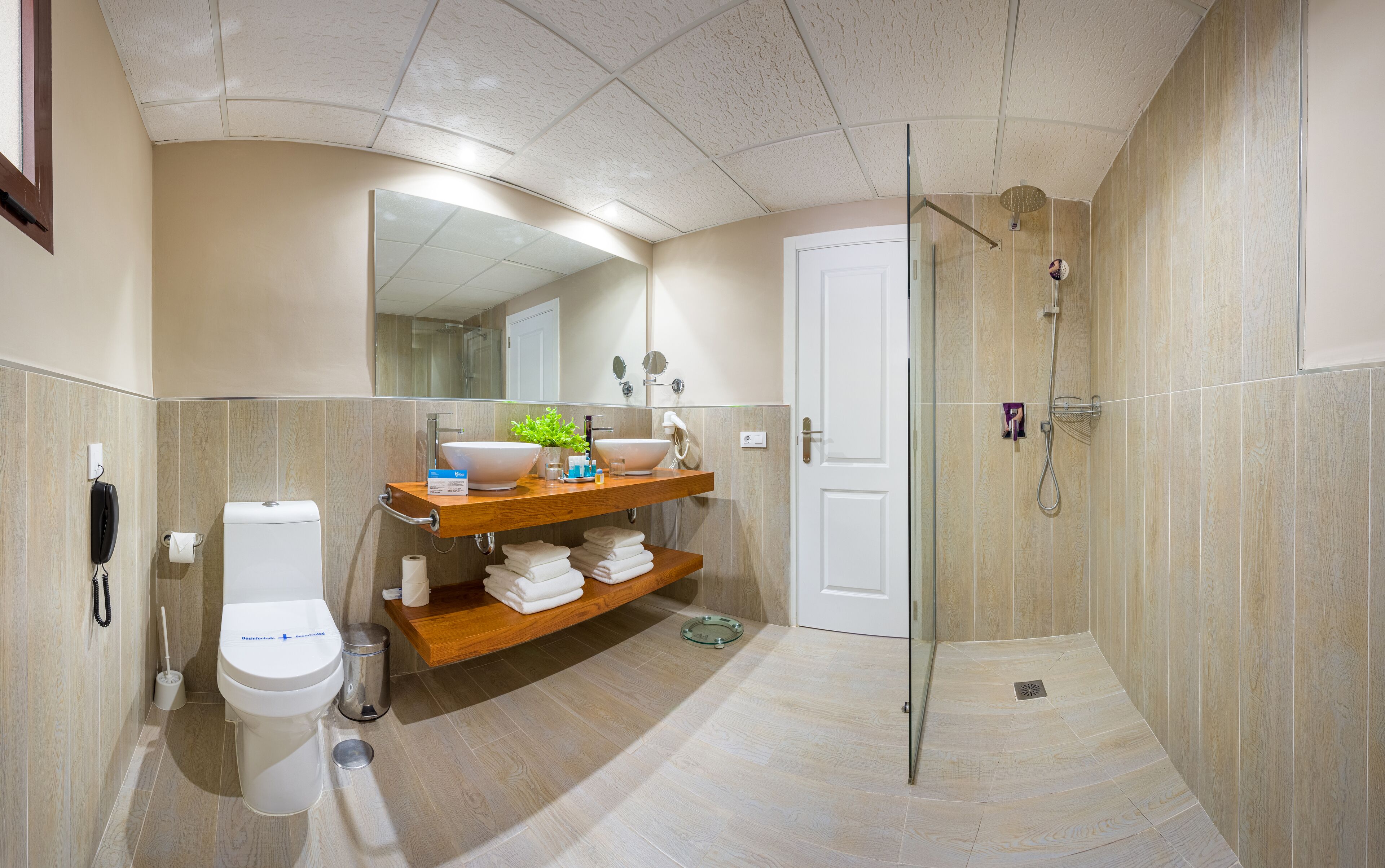 Un bagno moderno con WC, lavandino e doccia.