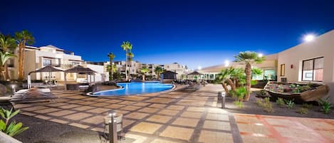 Innendørsbasseng, 3 utendørsbassenger og bassengtelt (inkludert)