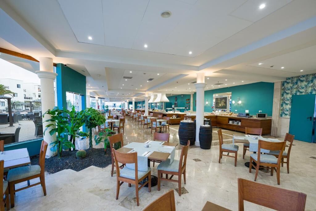 تقديم الإفطار، خيارت الطبخ المحلي والعالمي، إطلالات على حمام السباحة