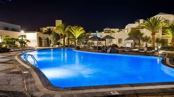 Een binnenzwembad, 3 buitenzwembaden, gratis zwembadcabana's