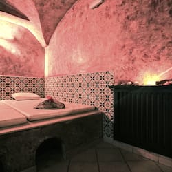 Un sauna, una bañera de hidromasaje, baño turco, baño turco/hammam