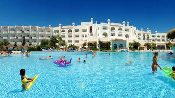 Piscine extérieure (ouverte en saison), parasols de plage