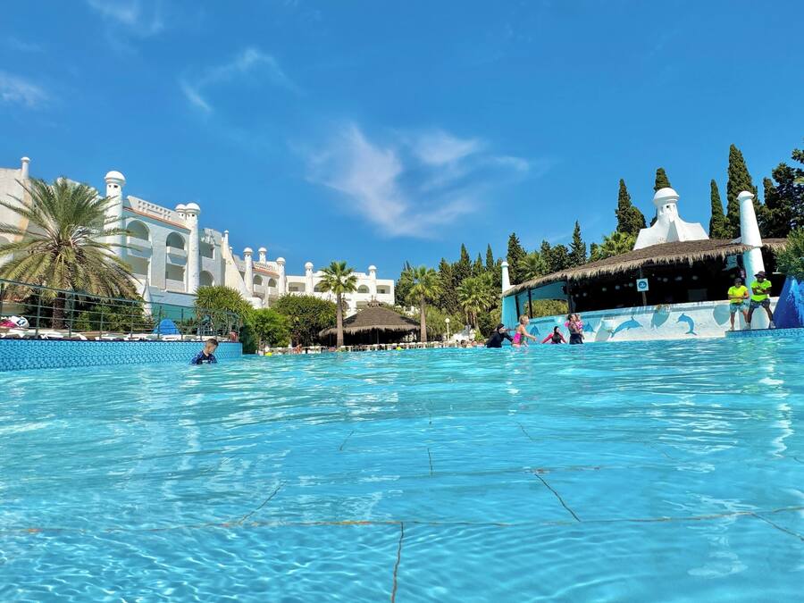 Piscine extérieure (ouverte en saison), parasols de plage