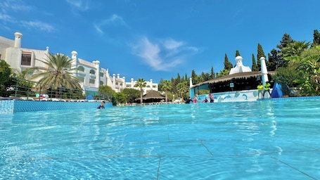 Seasonal outdoor pool, pool umbrellas, pool loungers. Hammamet Garden Resort and Spa