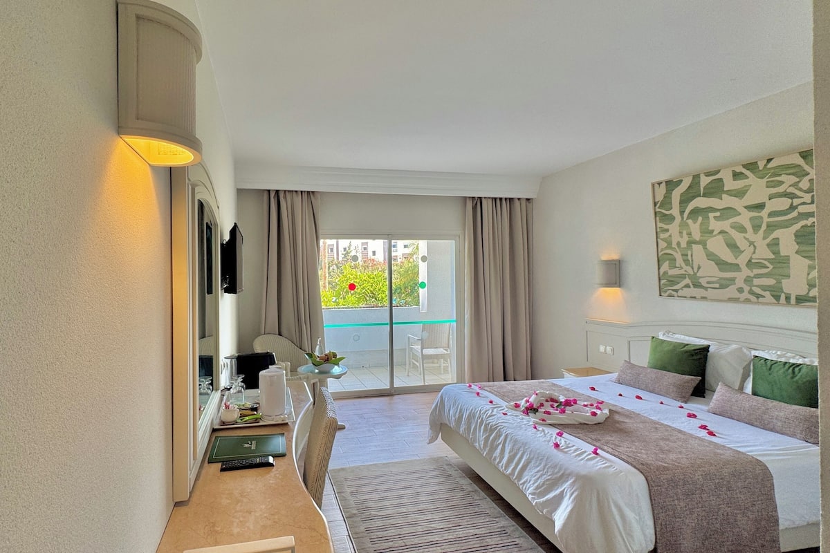 Executive Double Room | 1 bedroom, minibar, individually decorated, desk