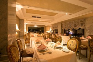 Breakfast, lunch, dinner served; international cuisine  - Hotel Nassim (Marrakech)