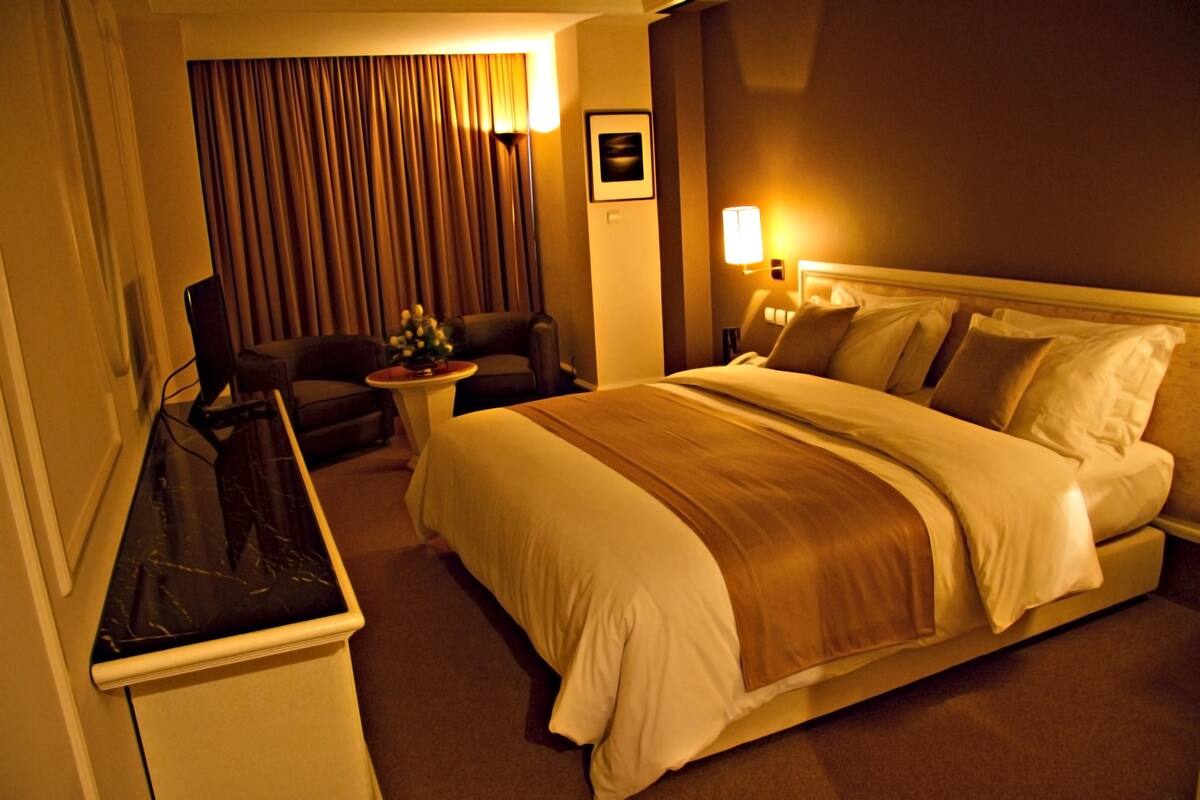 Premium bedding, minibar, in-room safe, desk