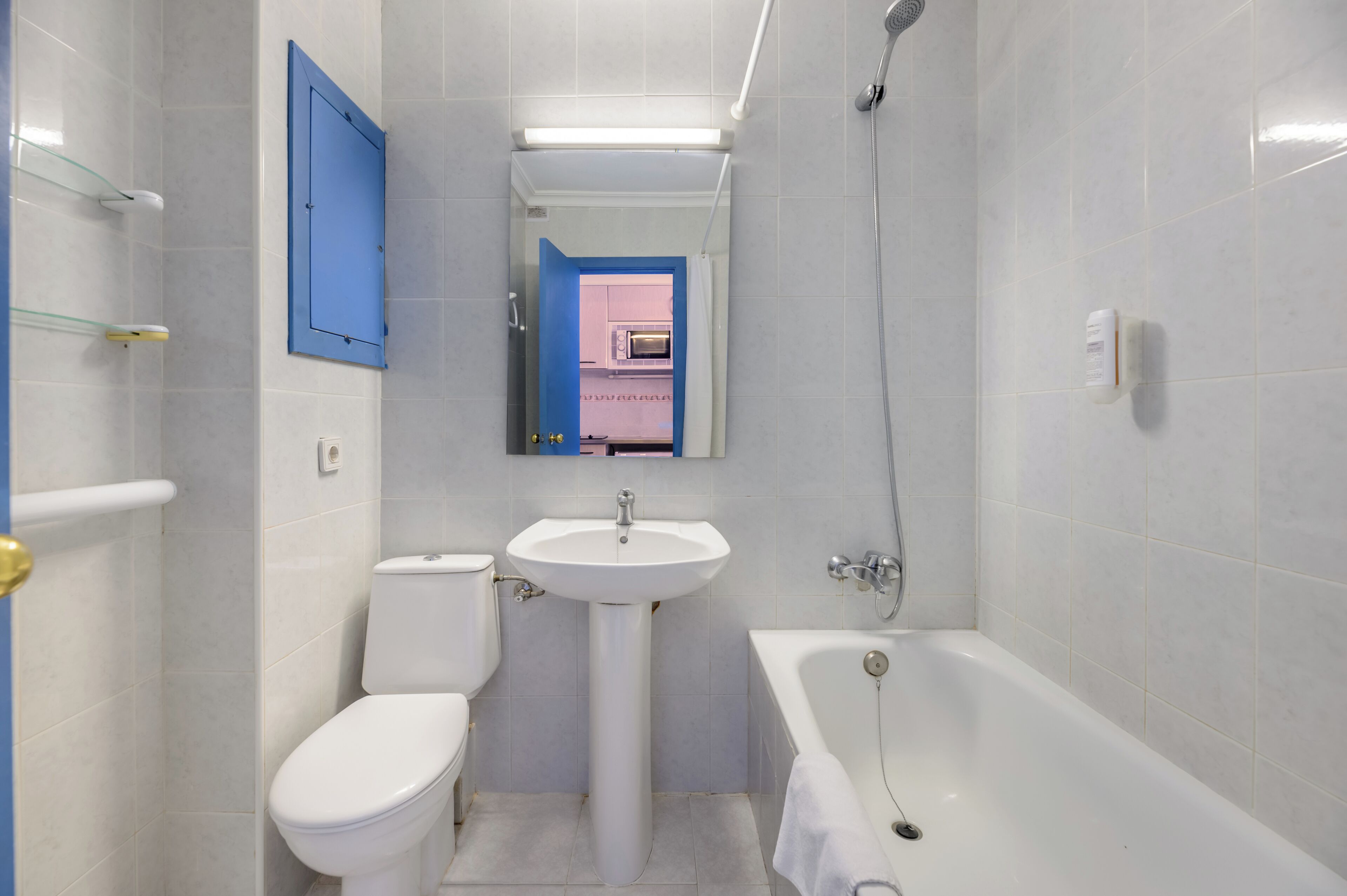 Un baño con inodoro, lavamanos y bañera.