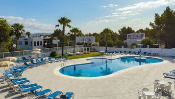 Outdoor pool, pool loungers