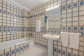 Combined shower/tub, towels, soap, shampoo