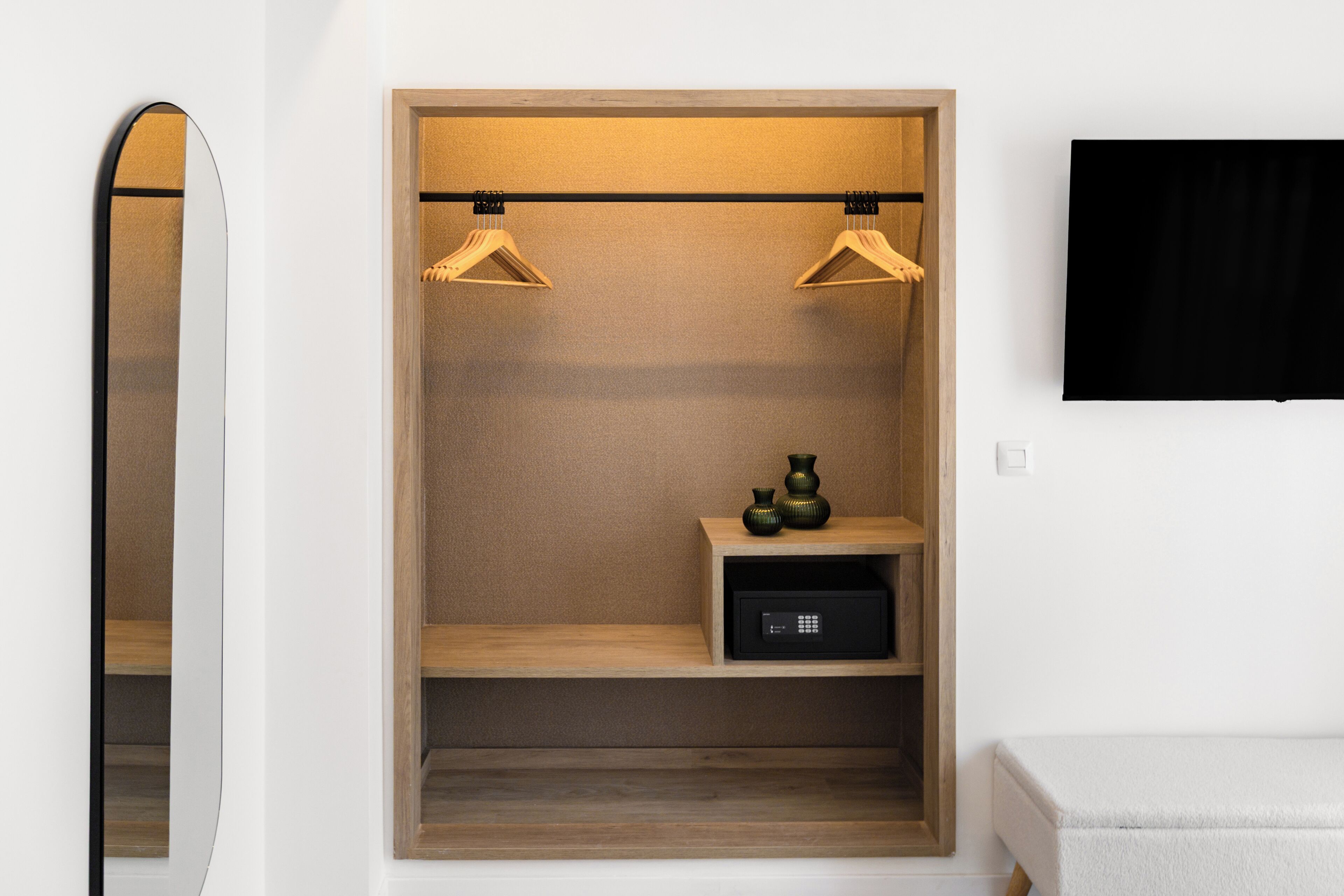 Een minibar, een bureau, een laptopwerkplek, verduisterende gordijnen