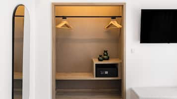 Een minibar, een bureau, een laptopwerkplek, verduisterende gordijnen