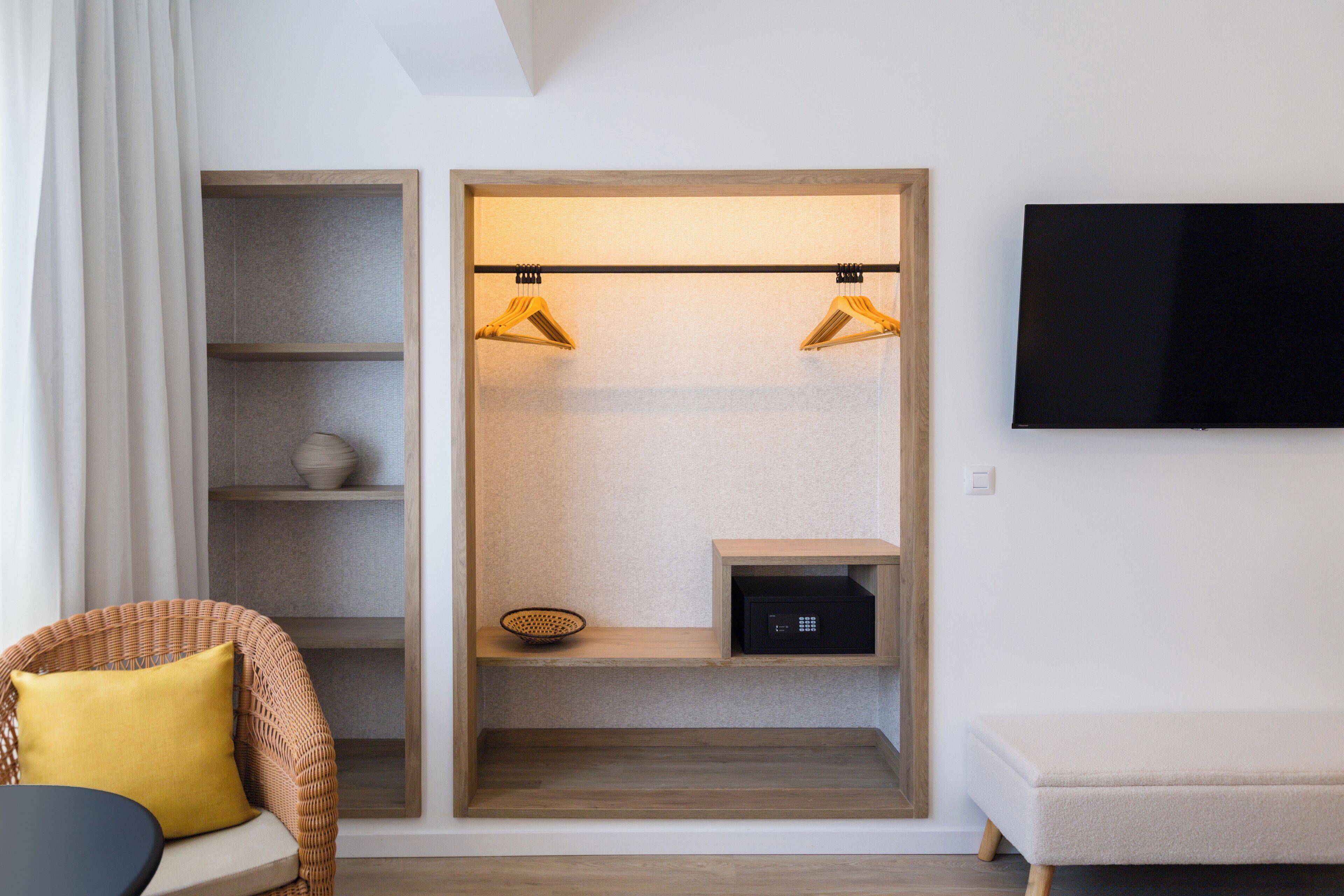 Minibar, skrivebord, skrivebord for bærbar PC og blendingsgardiner