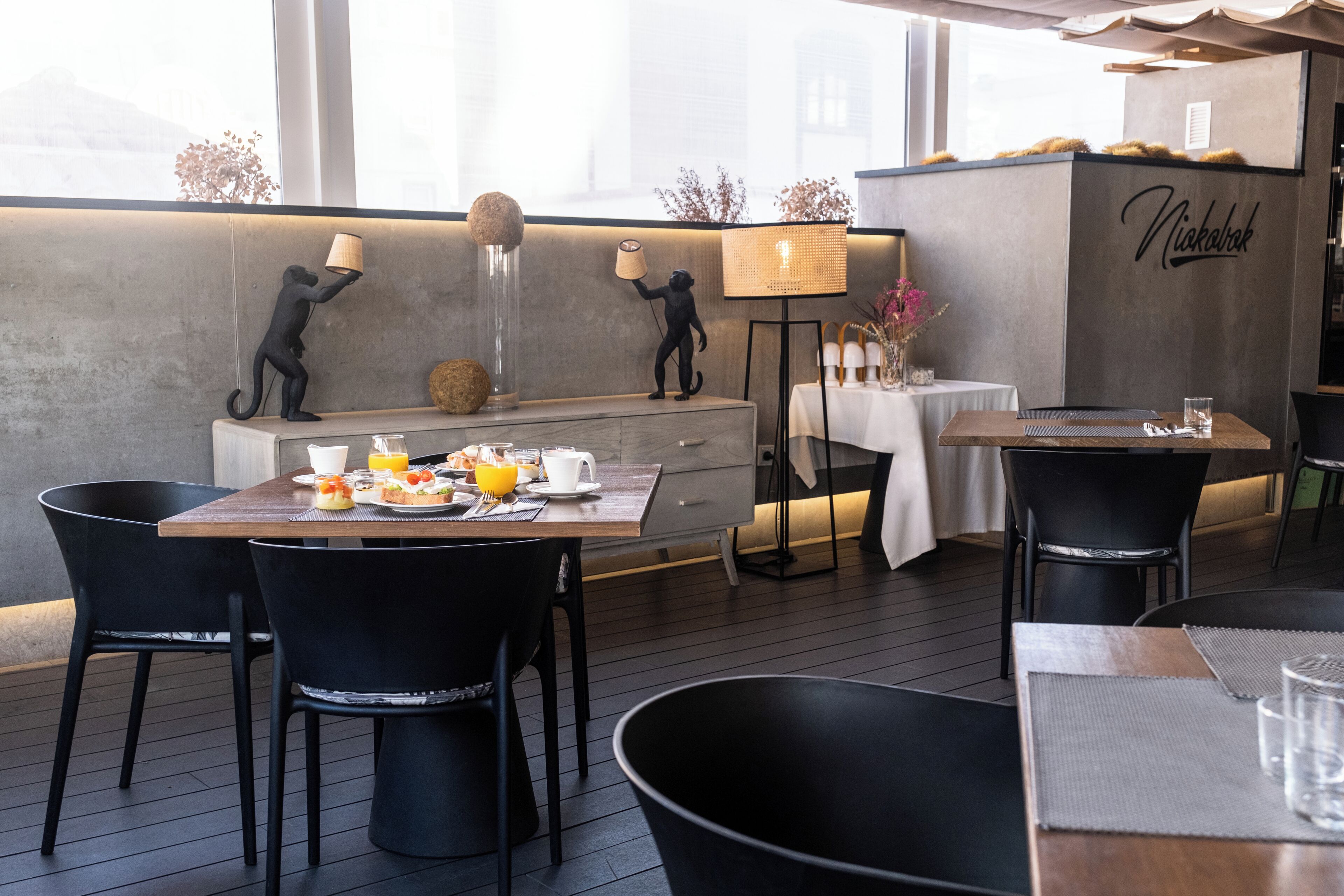 Se ofrece un desayuno bufé (12 EUR por persona)