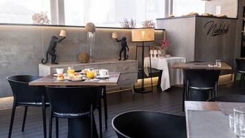 Se ofrece un desayuno bufé (12 EUR por persona)