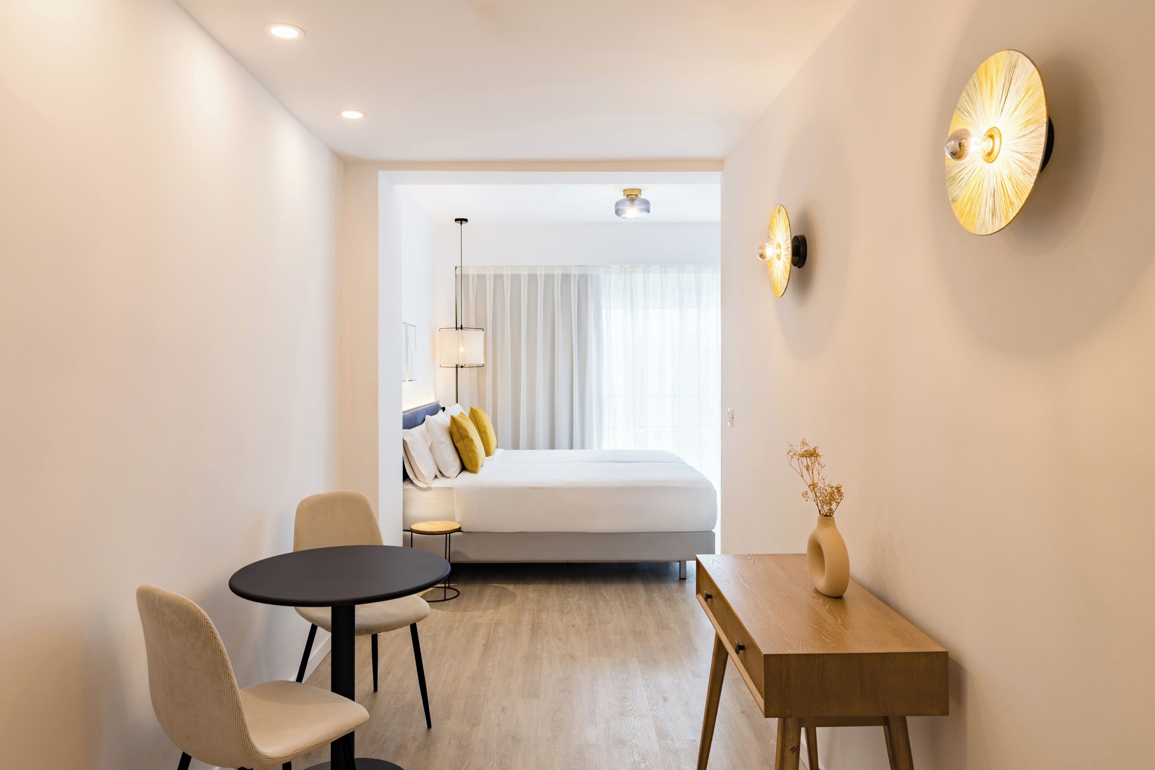 Een minibar, een bureau, een laptopwerkplek, verduisterende gordijnen