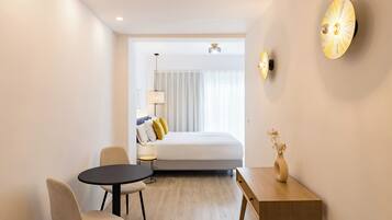 Een minibar, een bureau, een laptopwerkplek, verduisterende gordijnen